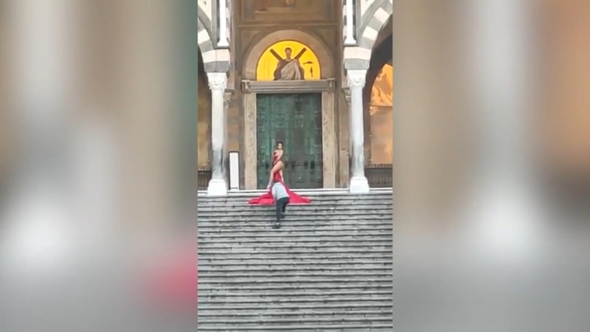 Touristin macht Nackt-Shooting vor berühmter Kathedrale Festnahme in Italien!