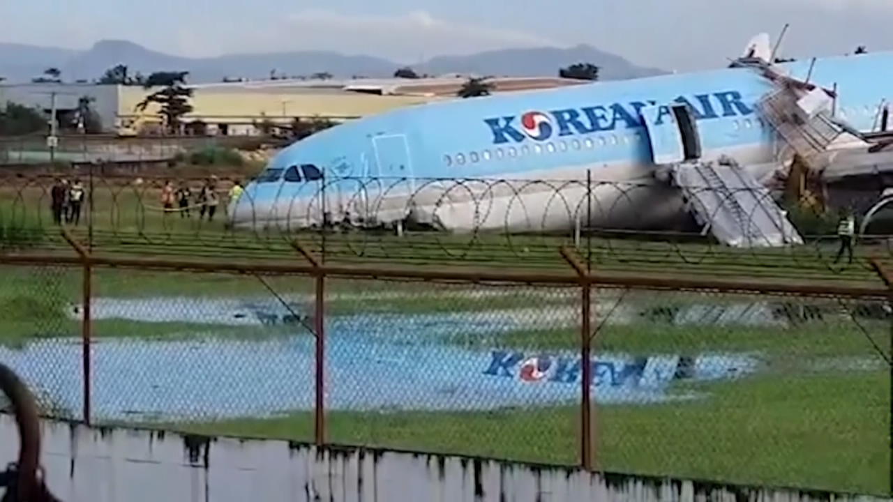 Airbus verpasst Landebahn und crasht auf Flugfeld Brachiale Bruchlandung
