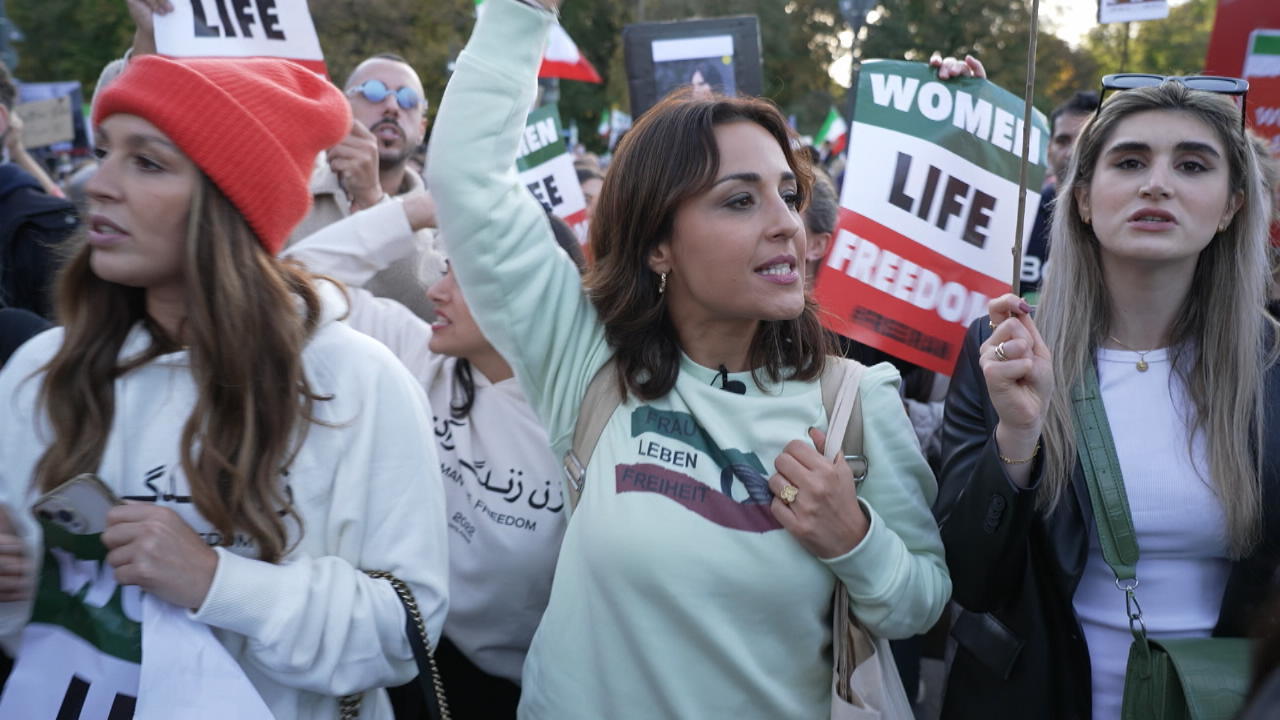80.000 Menschen solidarisieren sich in Berlin mit Iran Nina Moghaddam