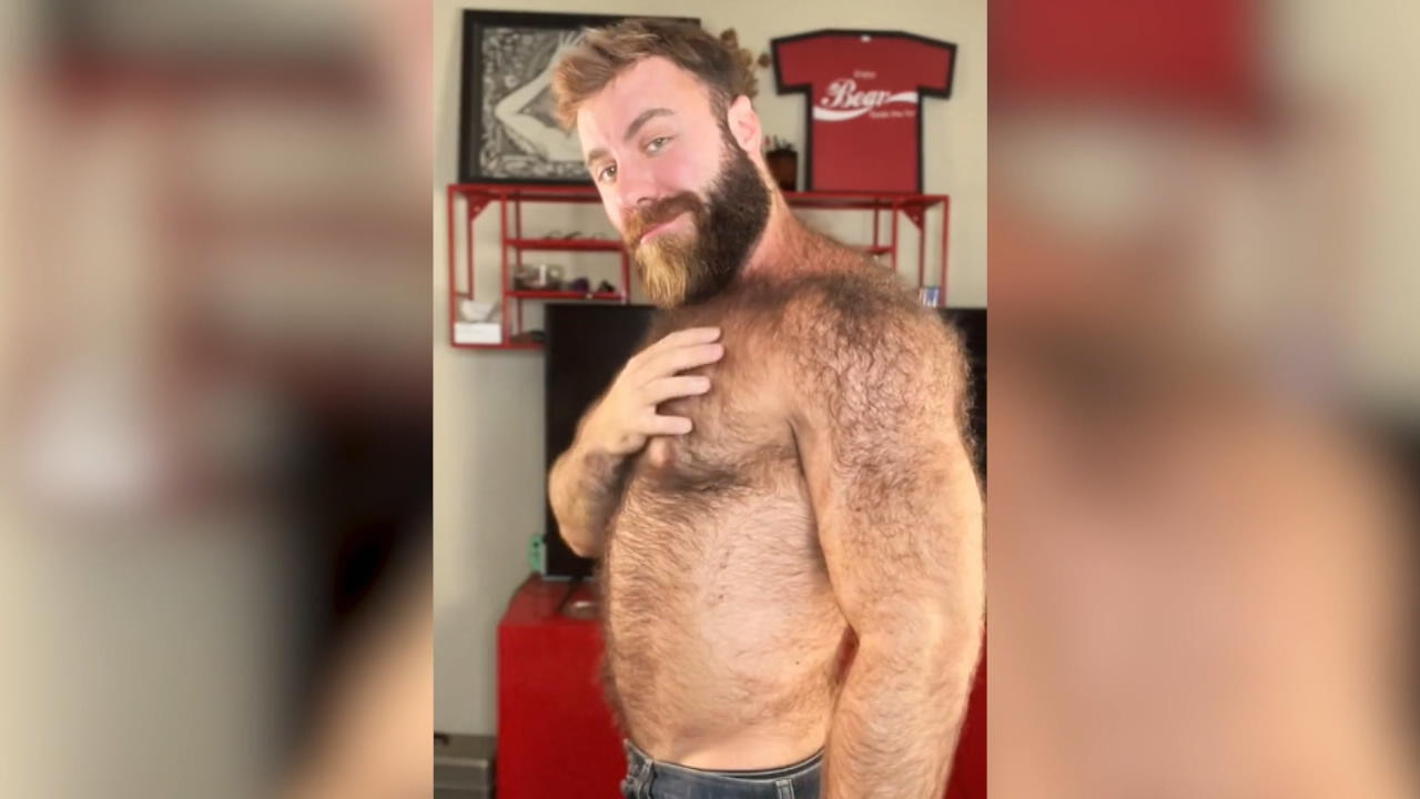 Muskel-Mann zeigt stolz Körperbehaarung Teddybär oder Werwolf?