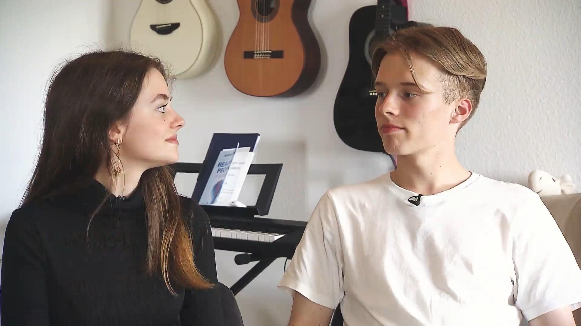 Iggy Kelly und Freundin Eske in der Stadt der Liebe junges Traumpaar