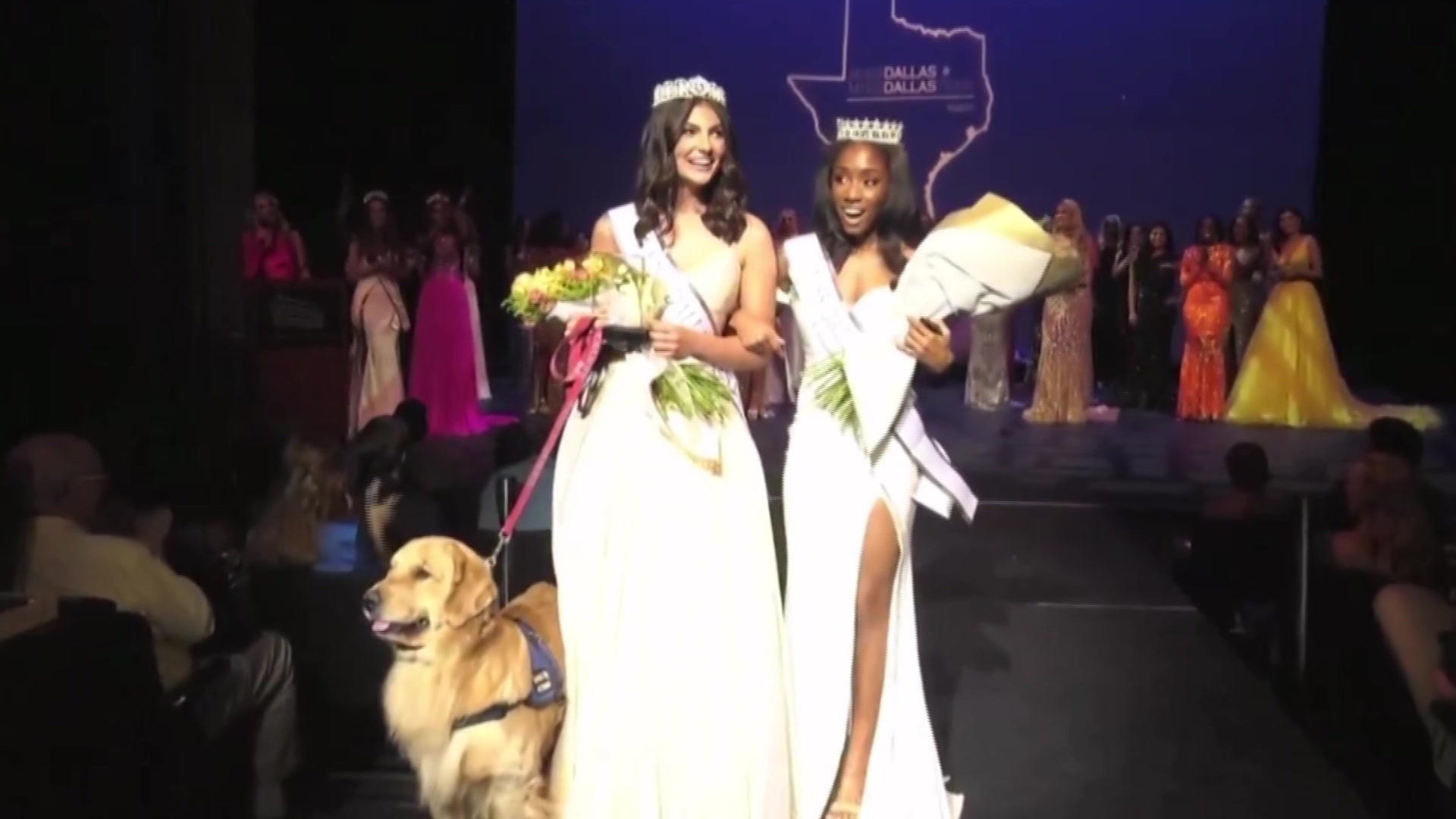 Beautyqueen stolziert mit ihrem Hund über die Bühne Miss Teen Dallas und ihr Brady