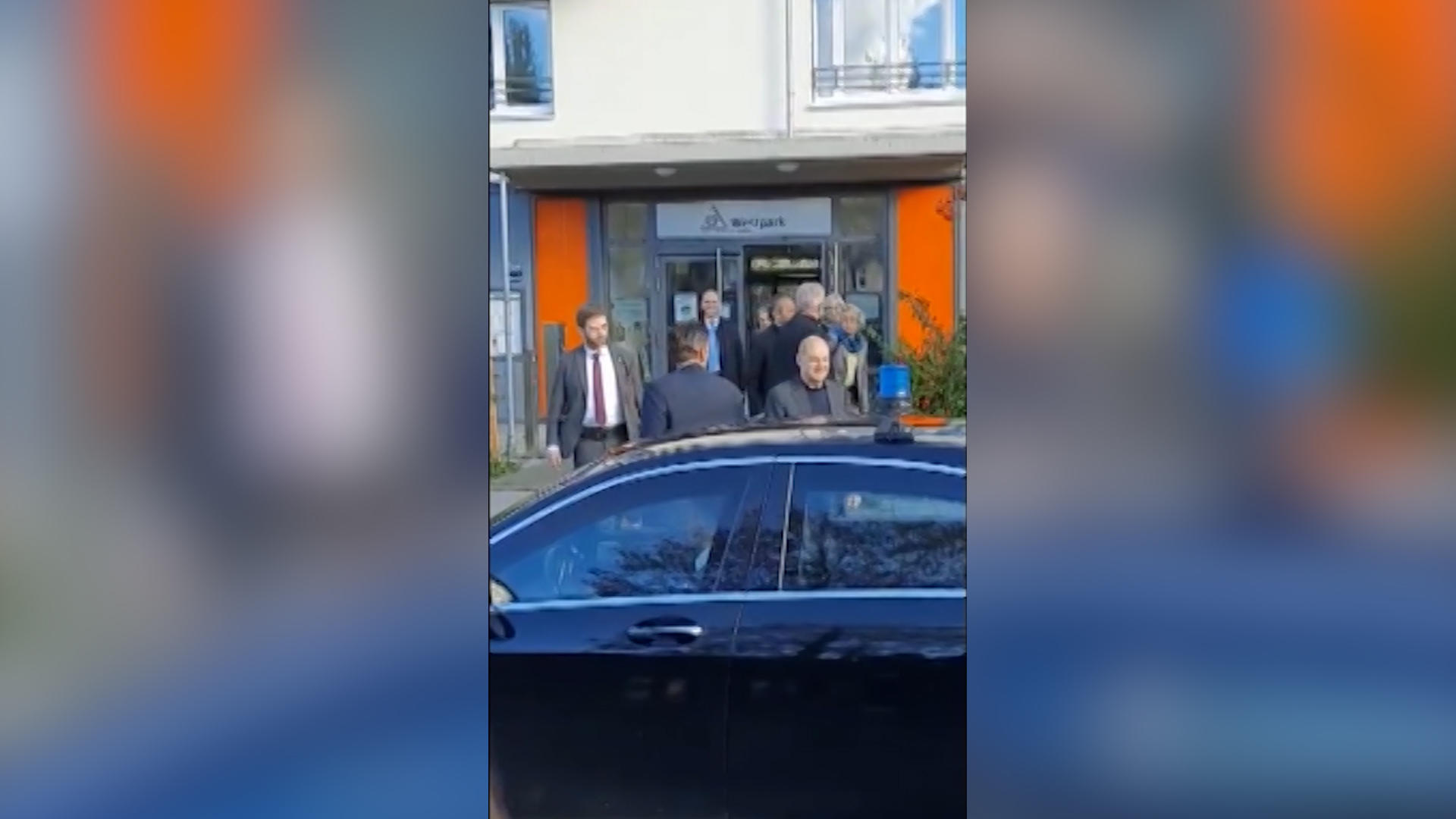 Mann pöbelt Kanzler Scholz an - weil Döner zu teuer ist Irre Forderung!