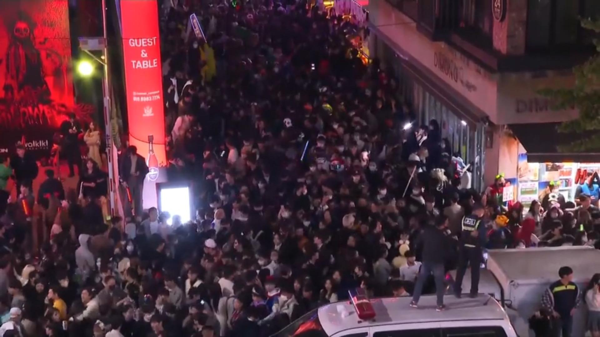 Mehr als 150 Menschen sterben bei Halloween-Party Massenpanik in Seoul
