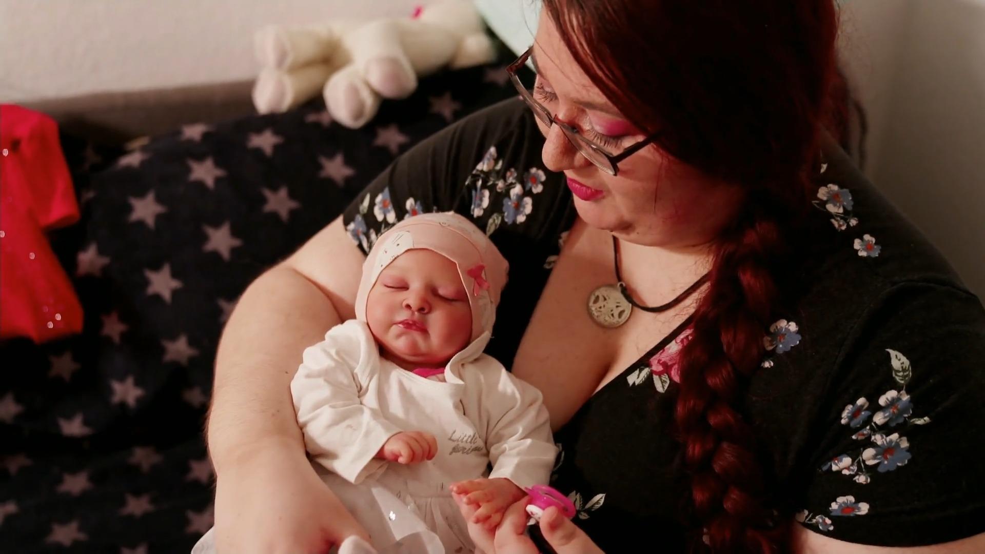 Wie ein Reborn-Baby Lina (23) aus der Krise half Sie war ihr Lebensretter