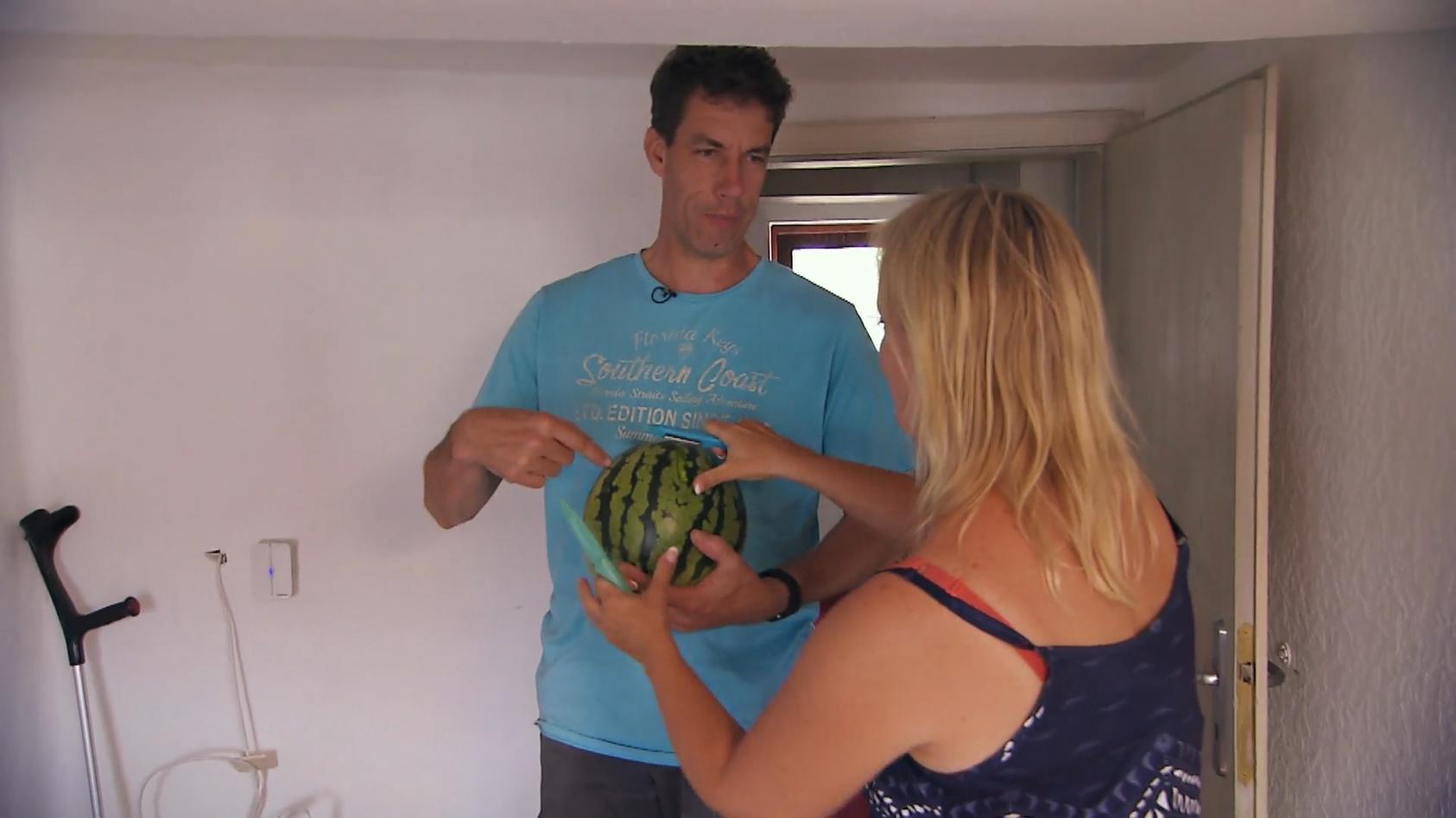 Liebling, ich habe eine Wassermelone geschält! "Das Grüne muss ab!"