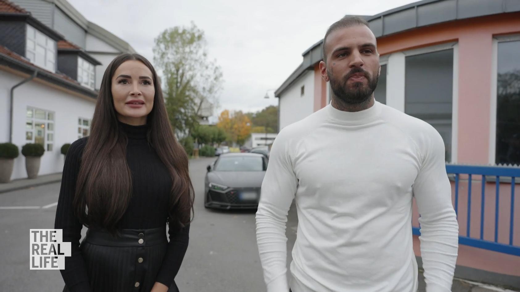 Diogo Sangre und Freundin Julia wollen es sich schön machen Auf dem Kunstmarkt