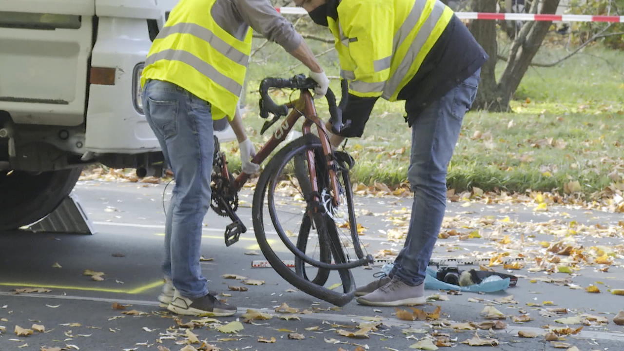 Berlin: Klima-Kleber Behindern Feuerwehr - Radfahrerin Lebensgefährlich ...