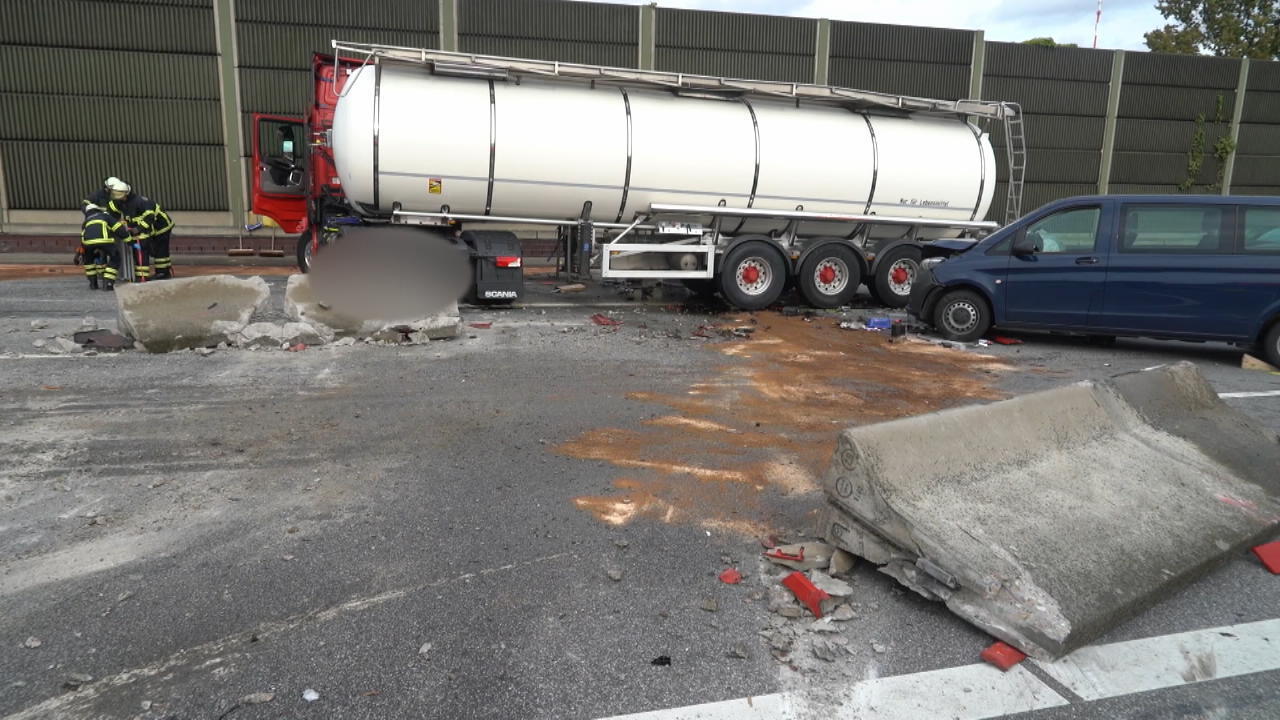LKW mit Heizöl kracht in zwei entgegenkommende Fahrzeuge Horror-Unfall auf der A1