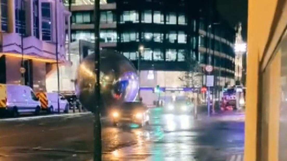 XXL-Weihnachtskugeln verwüsten London Keine schöne Bescherung!