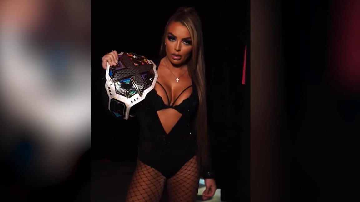 Wrestling-Star verkauft sich im Internet Dildo-Fotos und Nacktbilder