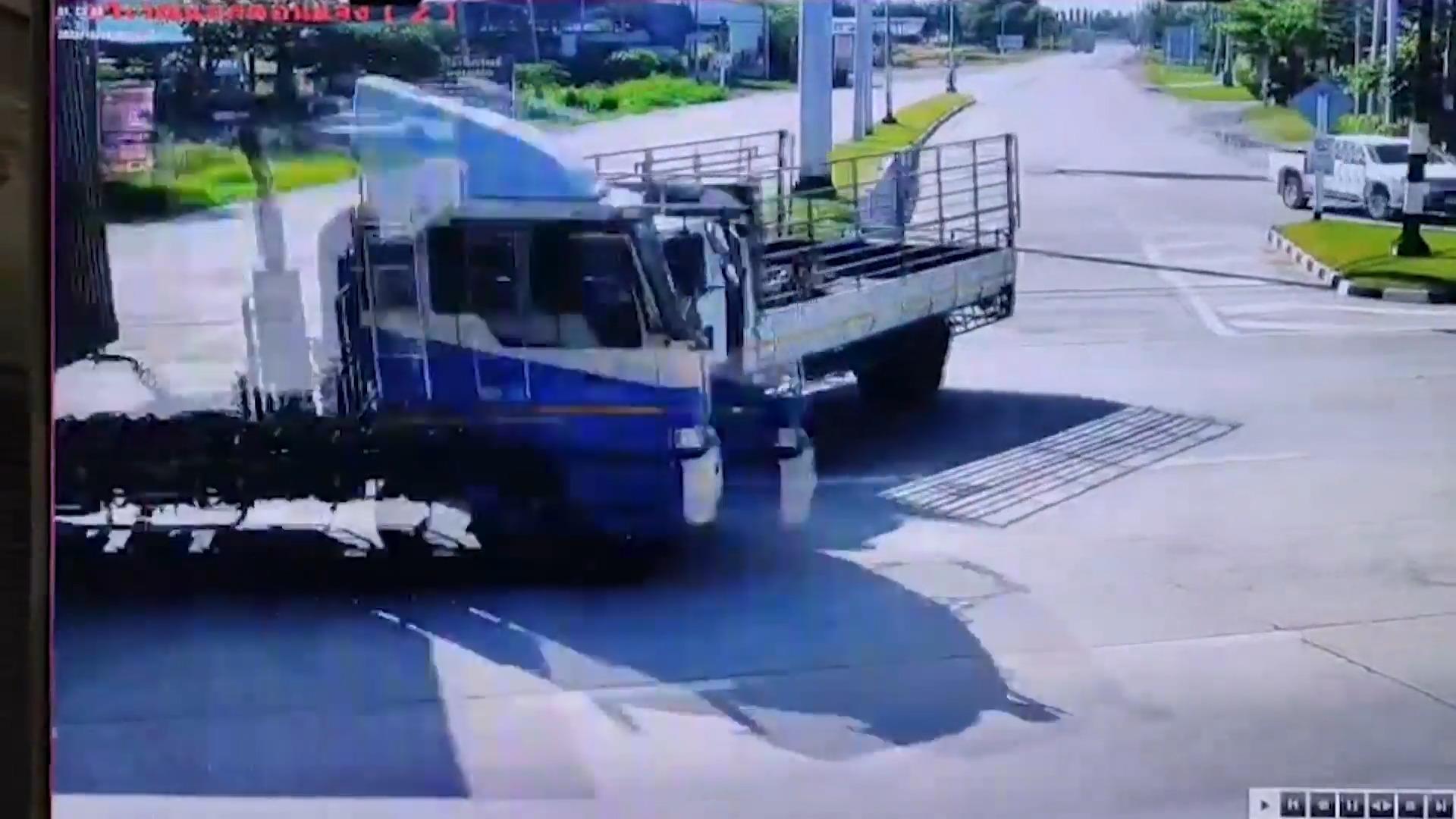 Lkw rast unkontrolliert auf Straße – verfehlt mehrere Autos Man kann kaum Hinsehen!