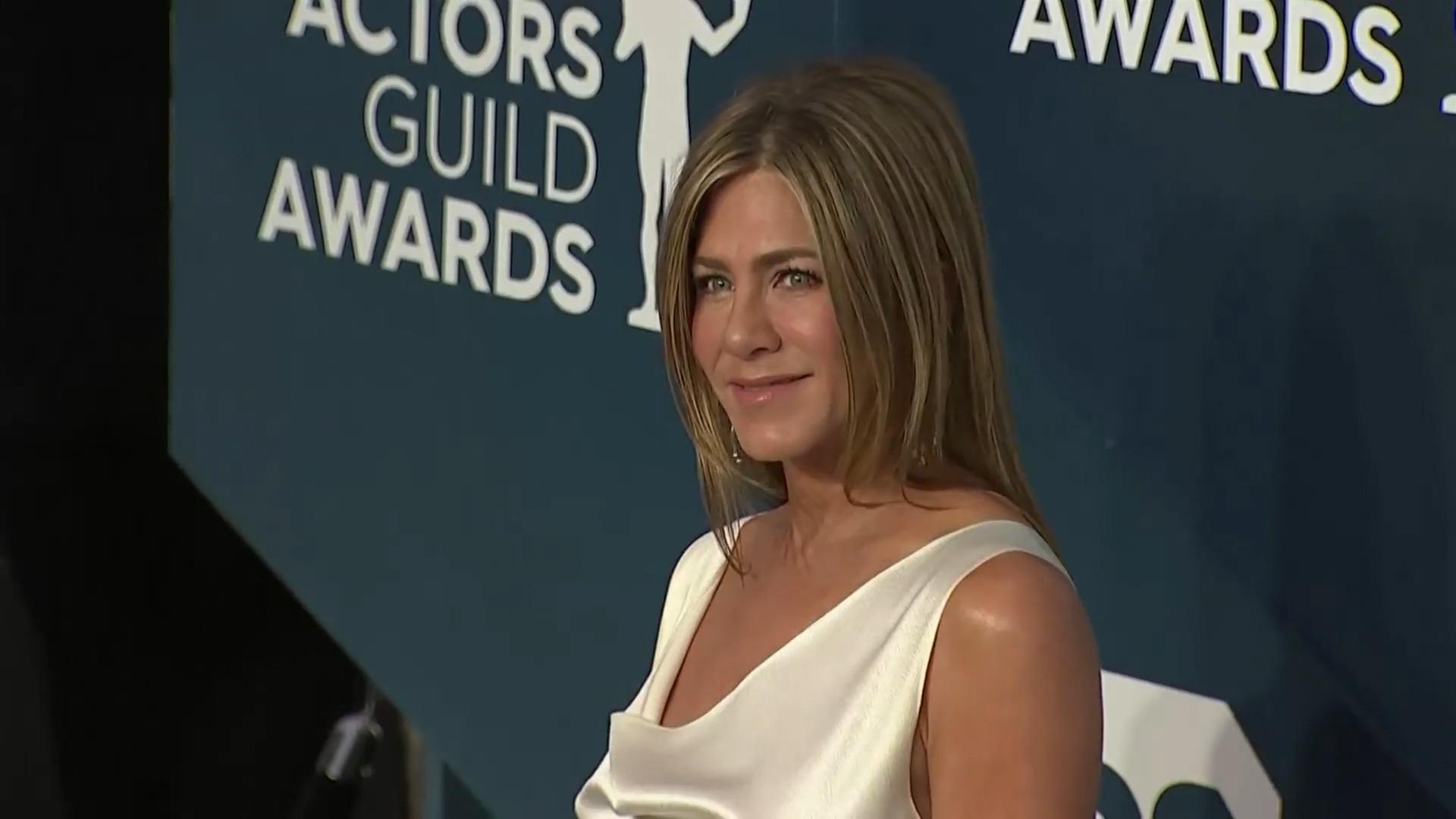 Jennifer Aniston zeigt ihre Locken Naturgewellt