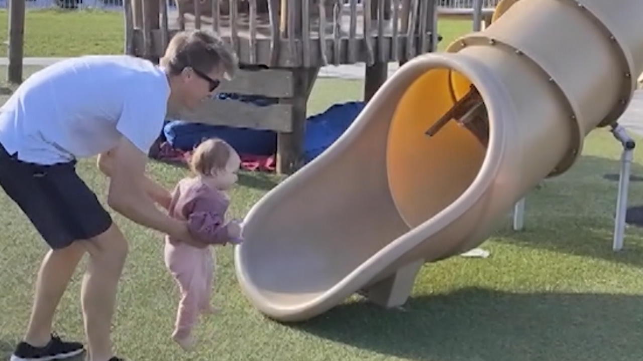 Vater rettet Tochter in letzter Sekunde Beinahe-Unfall auf Spielplatz: