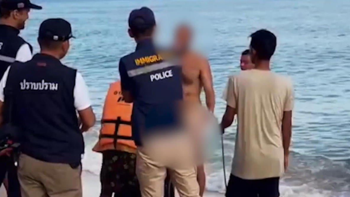 Tourist torkelt nackt am Thai-Strand Blackout wie in "Hangover"!