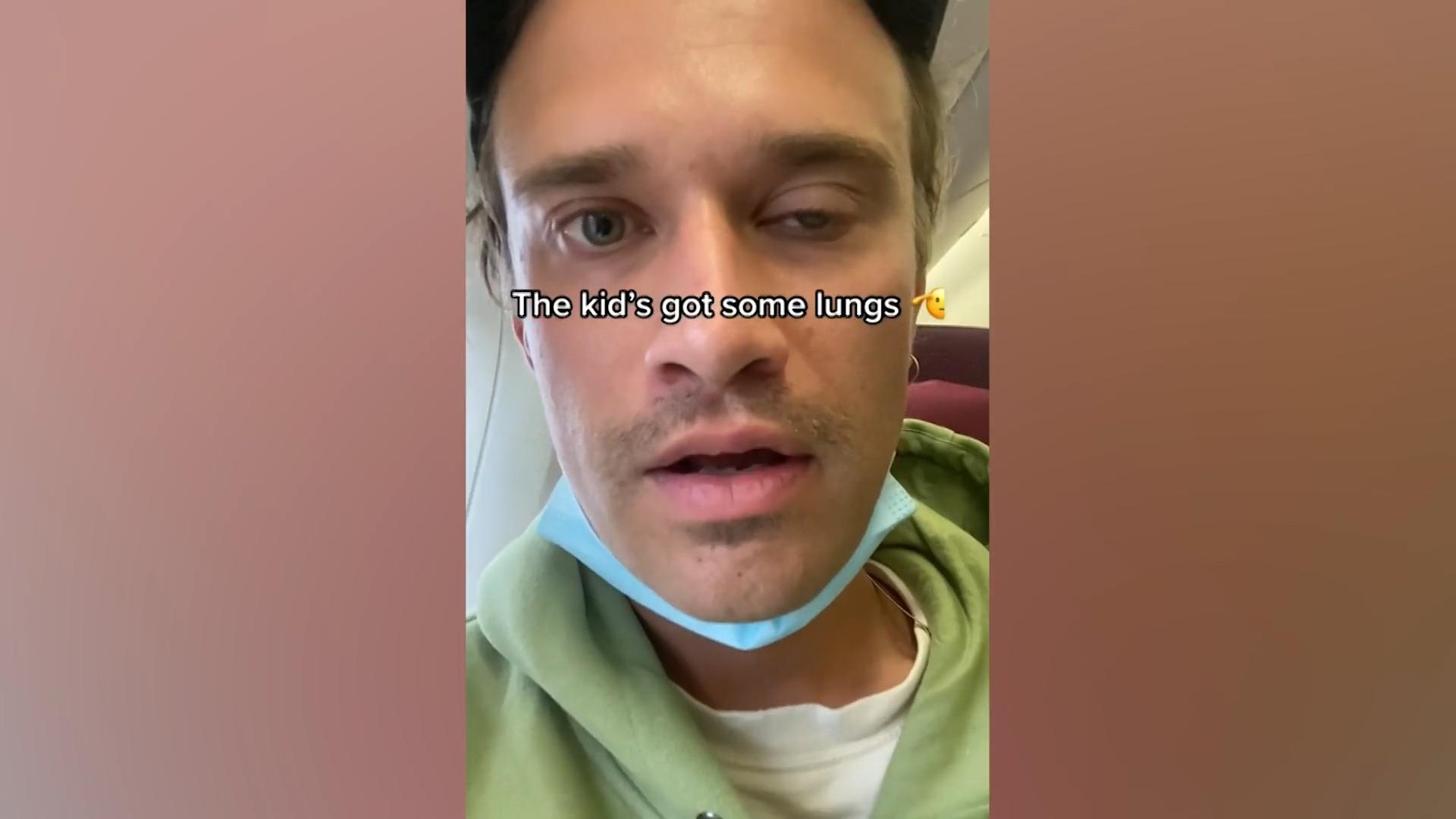 29-Stunden-Flug mit Kindergeschrei - Video geht viral! Musiker filmt sich im Flieger