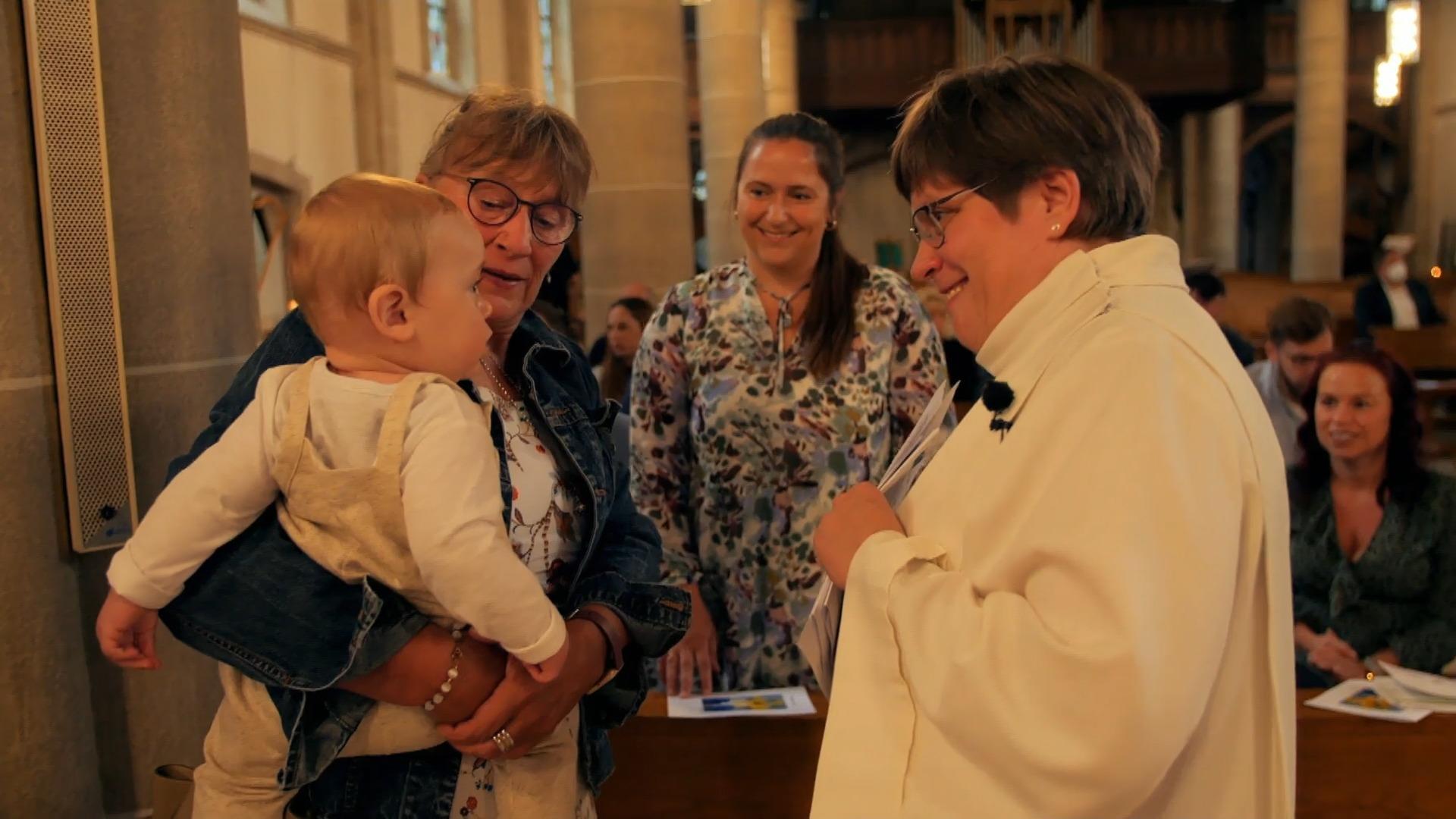 Frau tauft Kinder Katholische Kirche Frauen