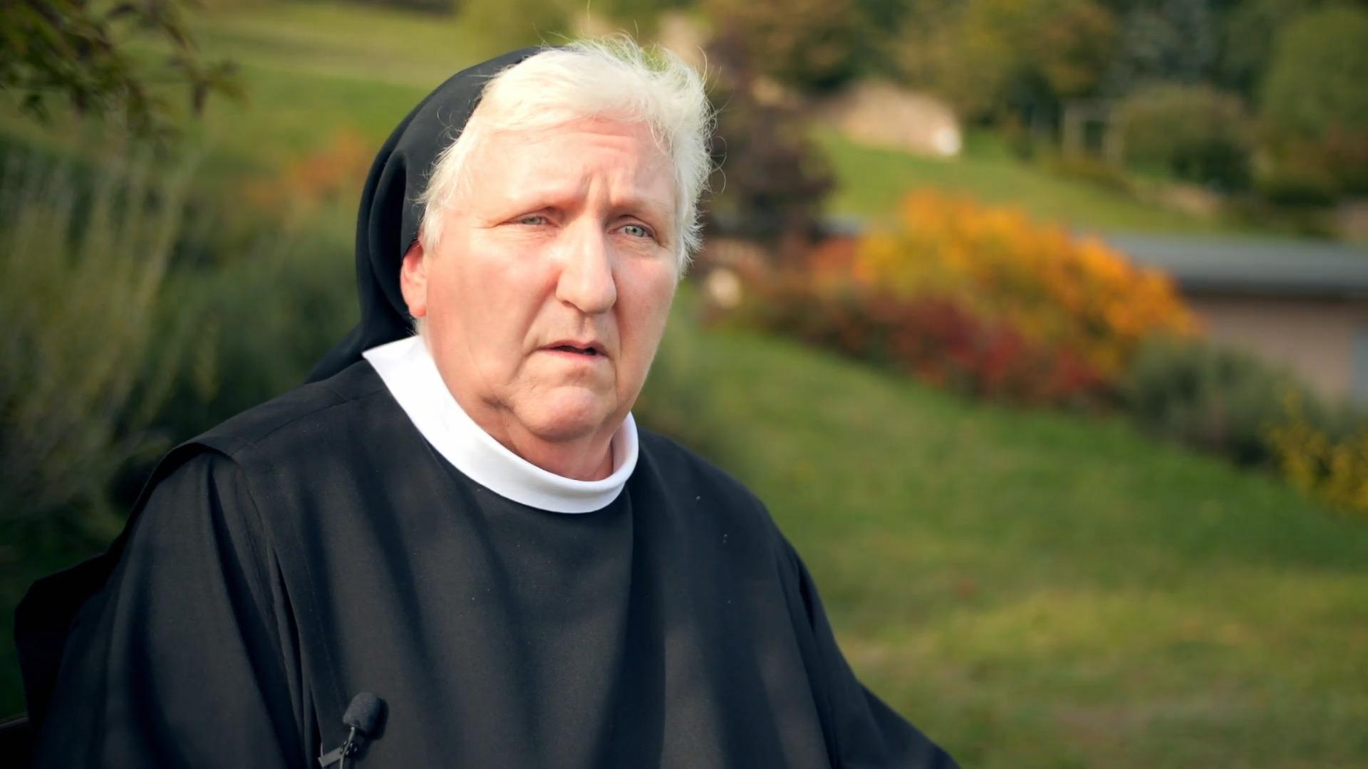 Und plötzlich hat ein Priester zwei Chefinnen Mutige Nonne fordert den Vatikan heraus
