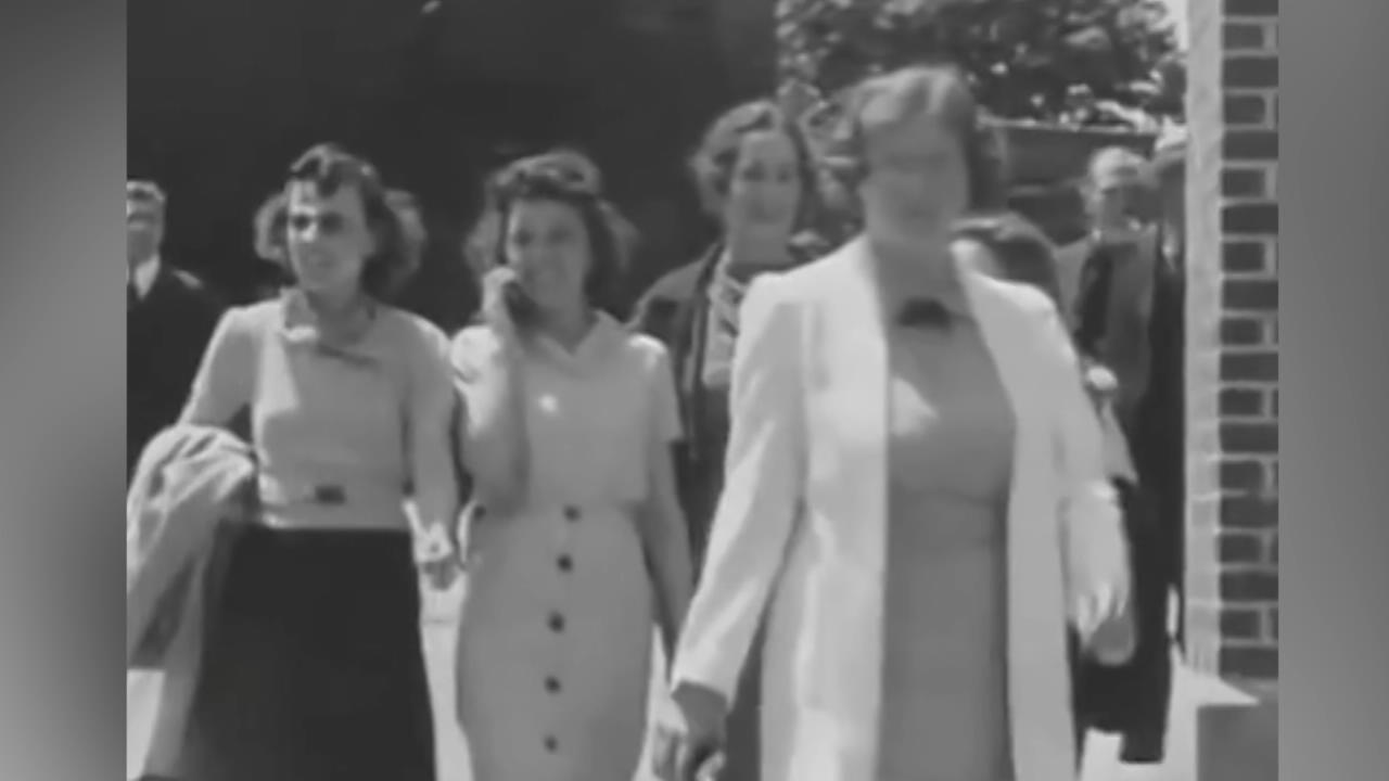 Frau telefoniert schon 1938 mit Handy Zeitreisen doch möglich?