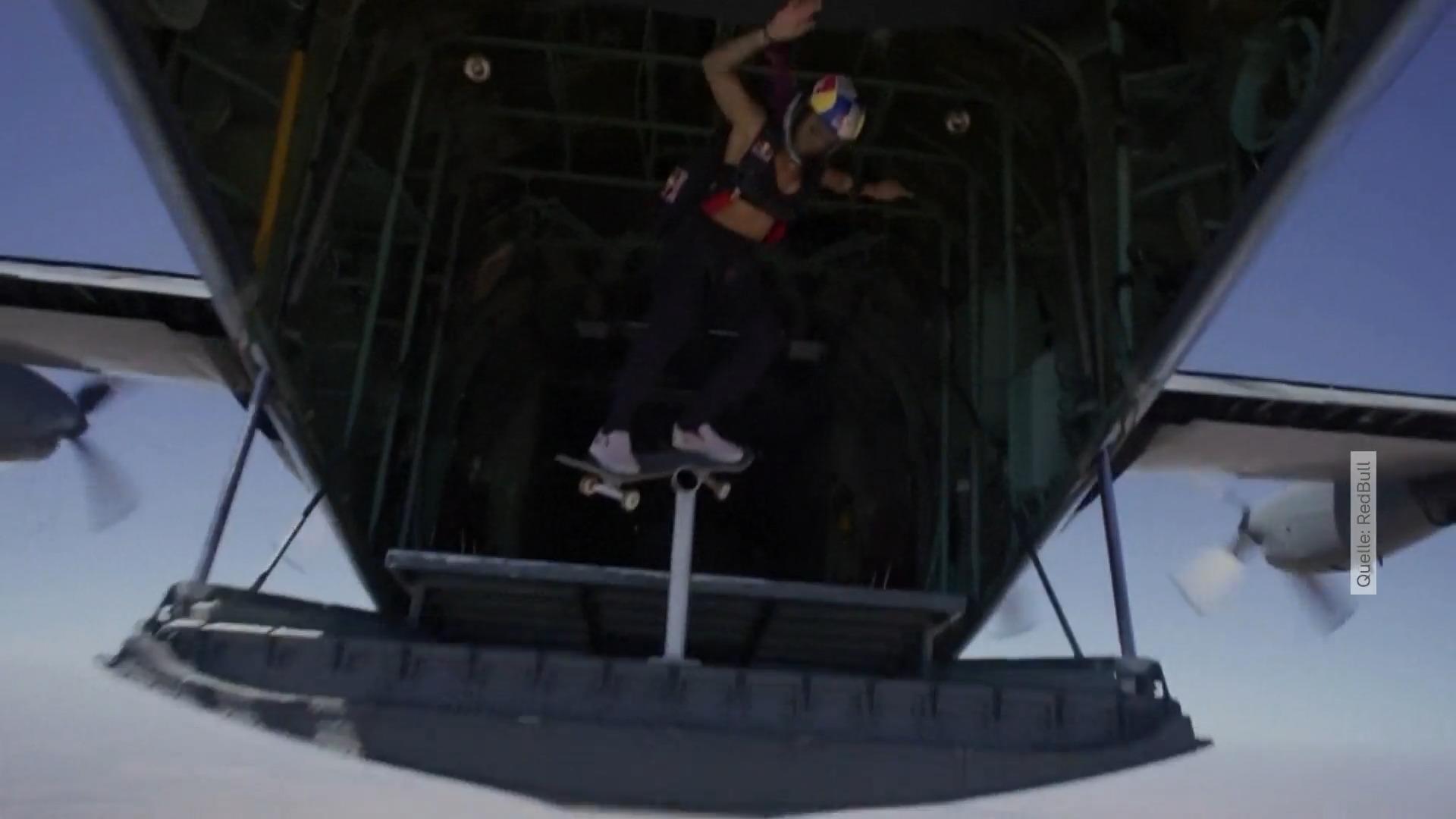 Skadeboarderin springt aus Flugzeug Aus 2750 Metern Höhe