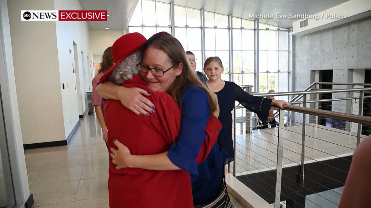 Holly Miller trifft leibliche Familie wieder Über 40 Jahre später