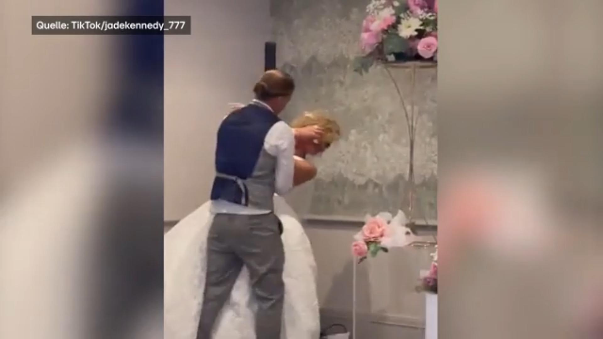 Bräutigam schmiert seiner Braut Hochzeitstorte ins Gesicht! Skurrile Torten-Attacke
