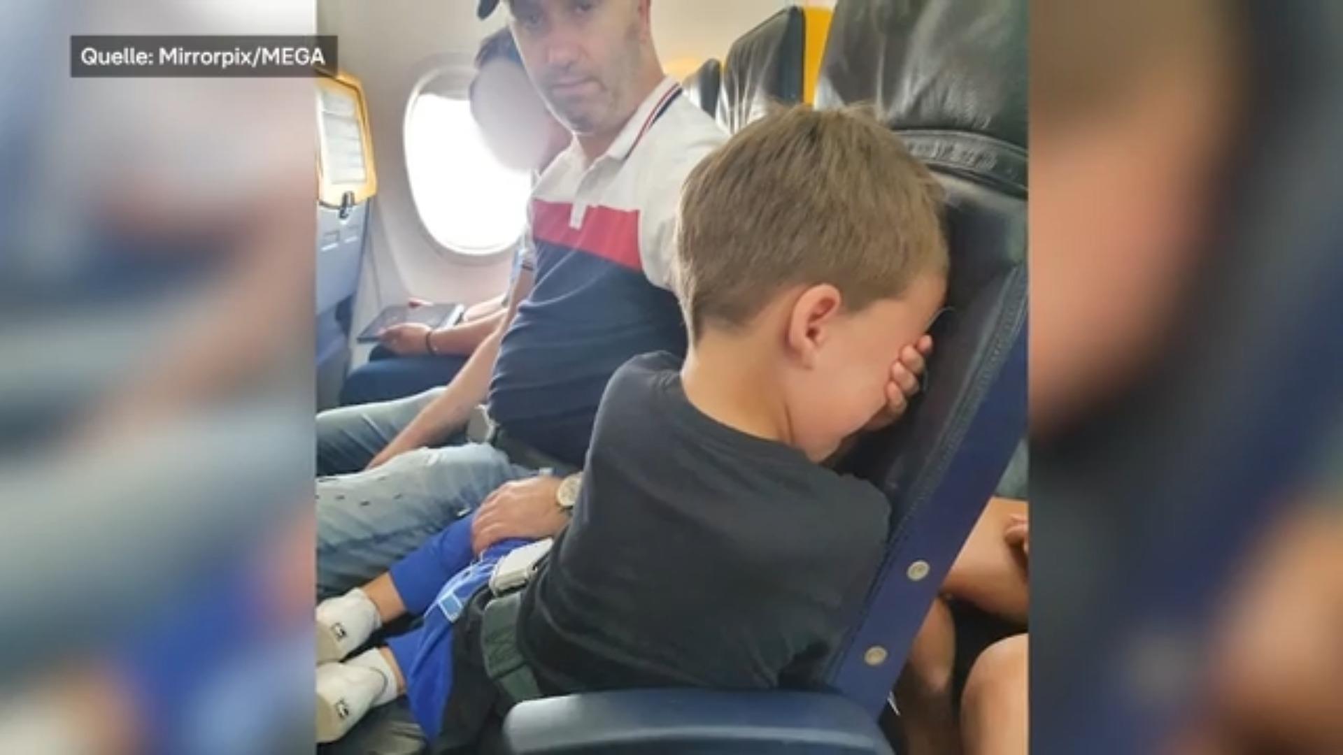 Frau will gebuchten Fensterplatz für Jungen nicht räumen Wie gemein!