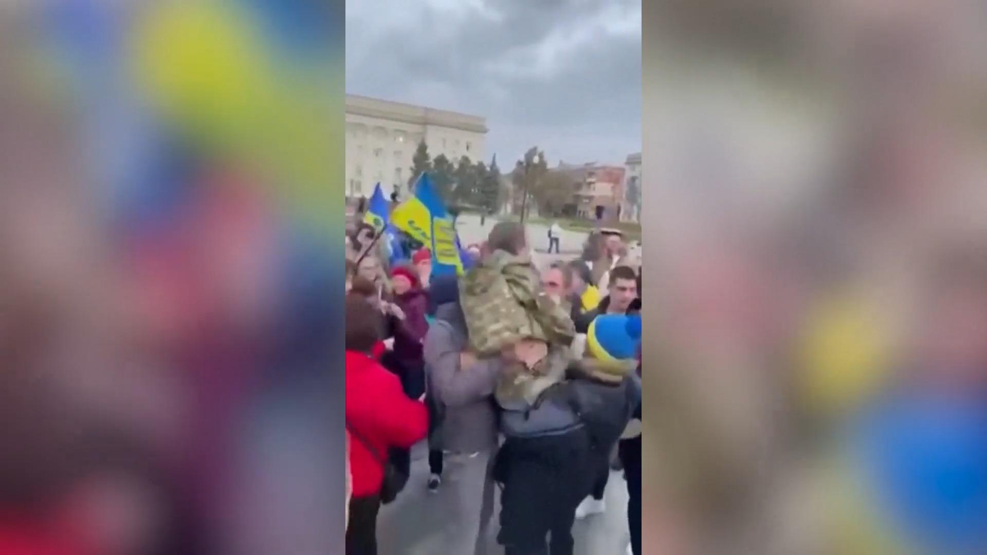 Ukrainer feiern russischen Truppenrückzug aus Cherson Krieg gegen die Ukraine