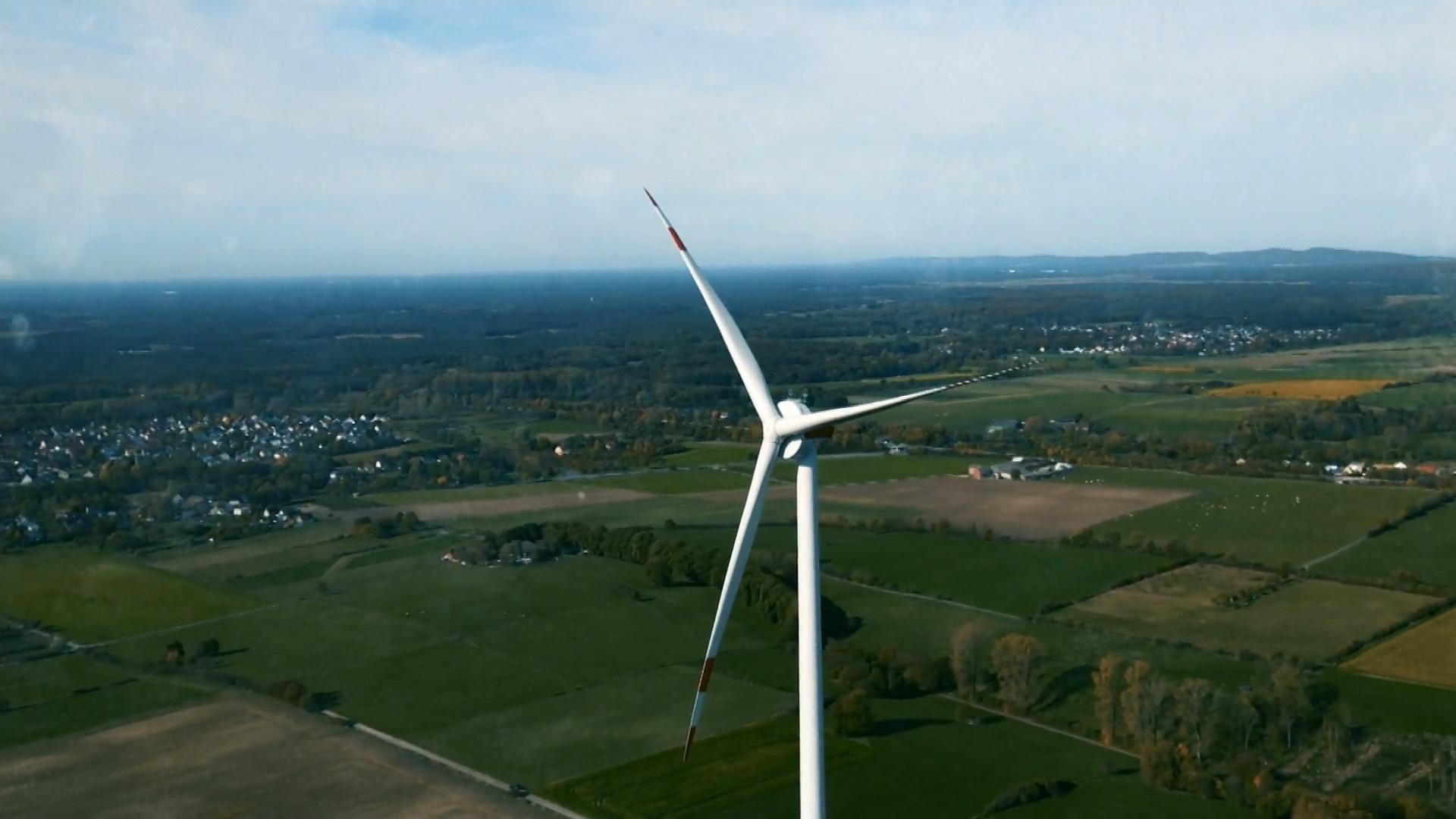 Von wegen erneuerbare Energien! Strompreise steigen und Windräder stehen still?