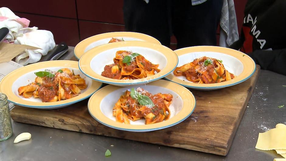 Jamie Oliver kocht mit Kindern: Rezept für cremige One-Pot-Pasta