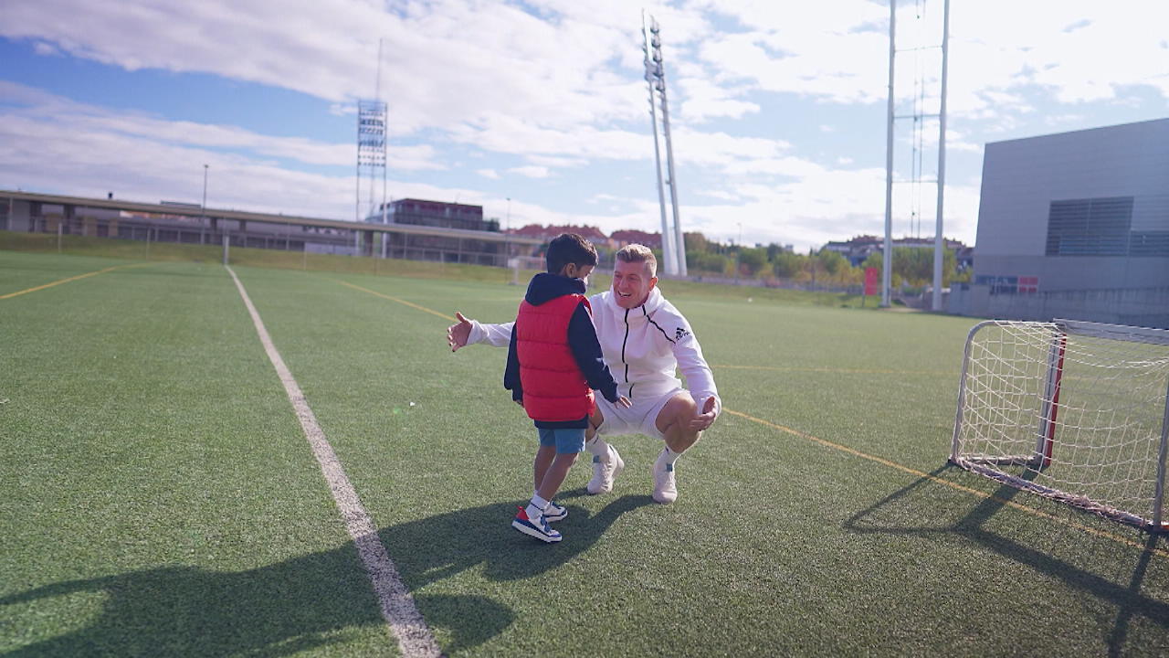 Kroos erfüllt kleinem Jungen Traum Training mit Weltmeister