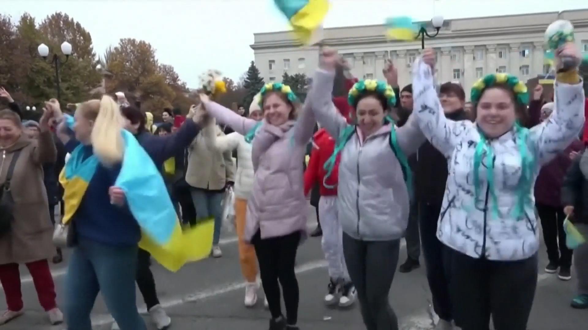 Ukrainische Soldaten werden als Helden gefeiert Reportage aus Cherson