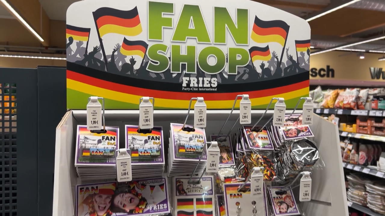 KatarWM gegen Weihnachtsmann Bei Aldi, Lidl, Rewe & Co steht der