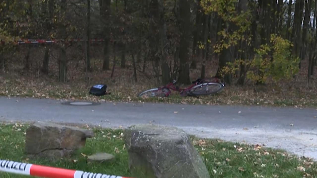 Bauarbeitern finden gefesseltes Mädchen (13) Mit geöffnetem Gürtel
