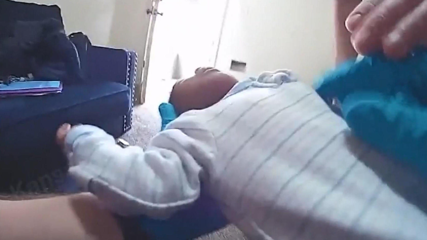 Baby hört auf zu atmen: Polizisten eilen zu Hilfe! Spektakuläre Rettung