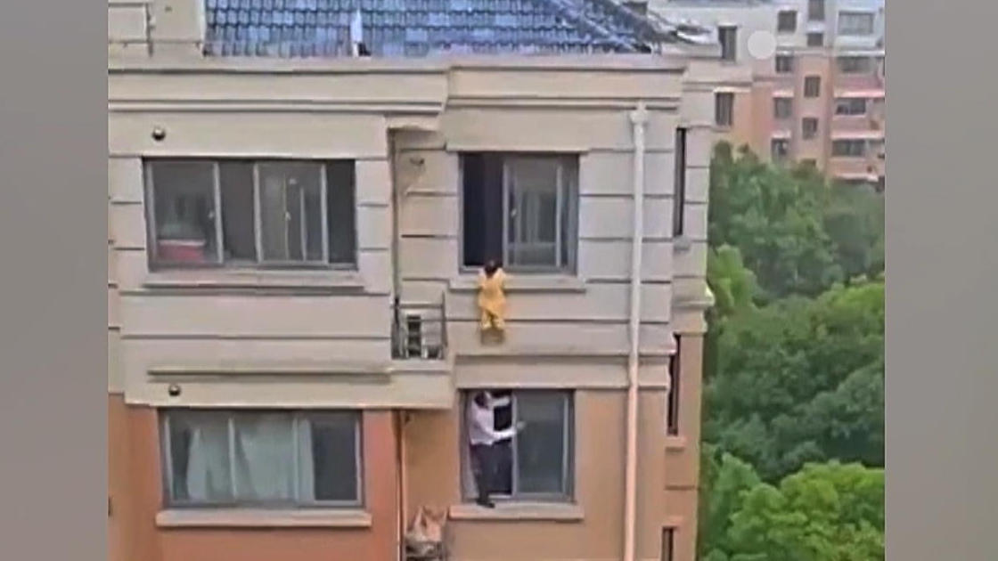 Mädchen (4) baumelt aus dem fünften Stock! Nachbar wird zum Held