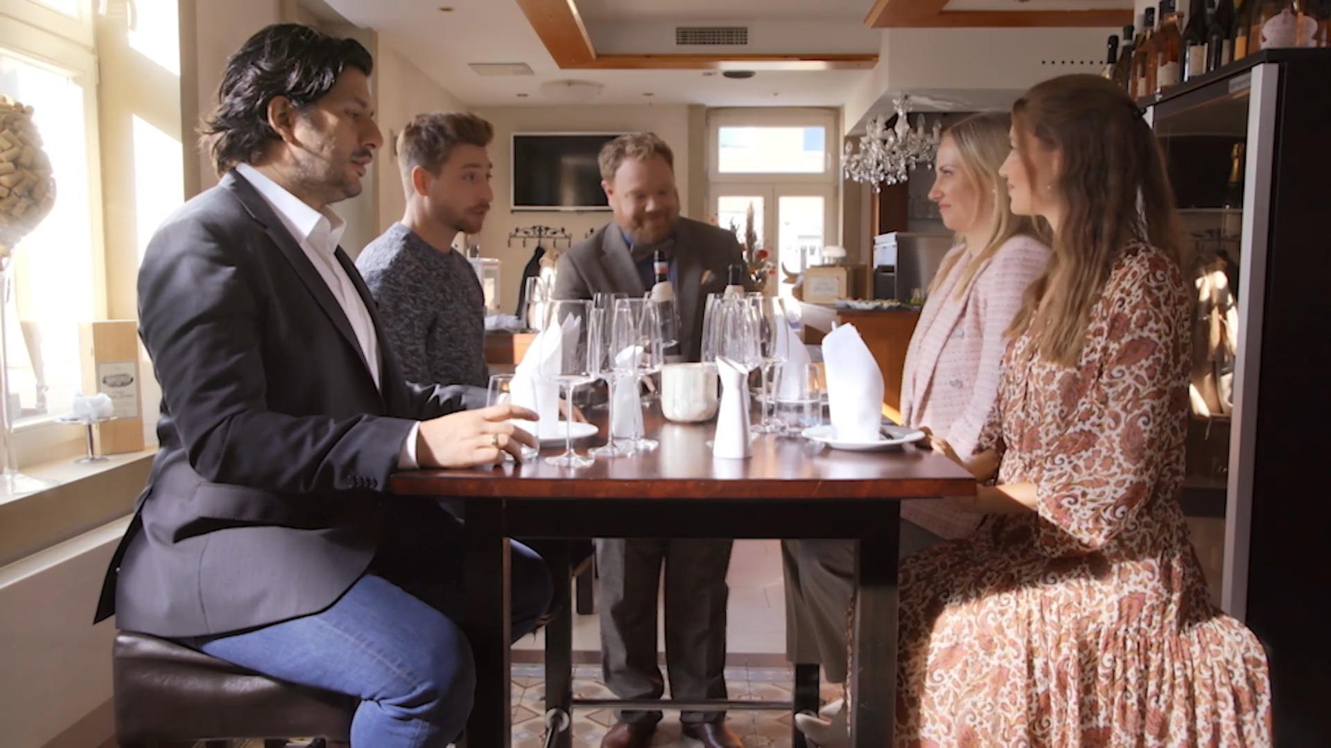 Die beiden Paare machen eine Weinprobe AWZ-Folge vom 01.12.22