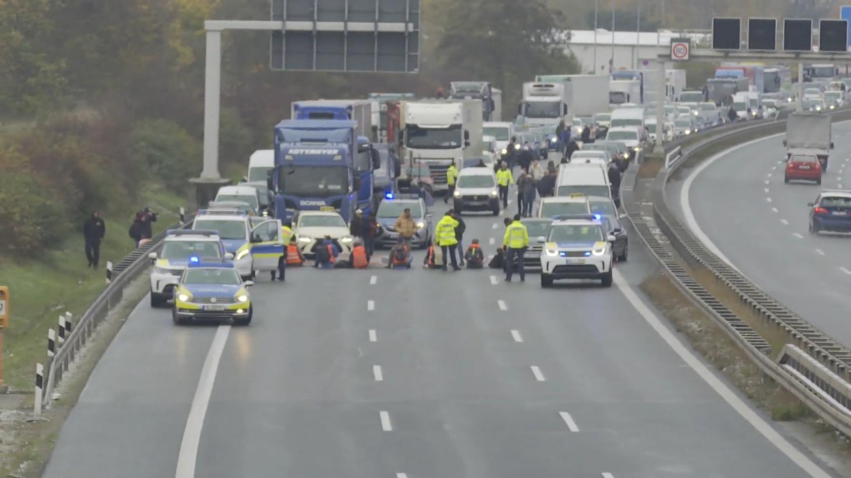 Klimakleber sorgen für Chaos auf dem Weg zum Flughafen BER Langer Stau auf der A113