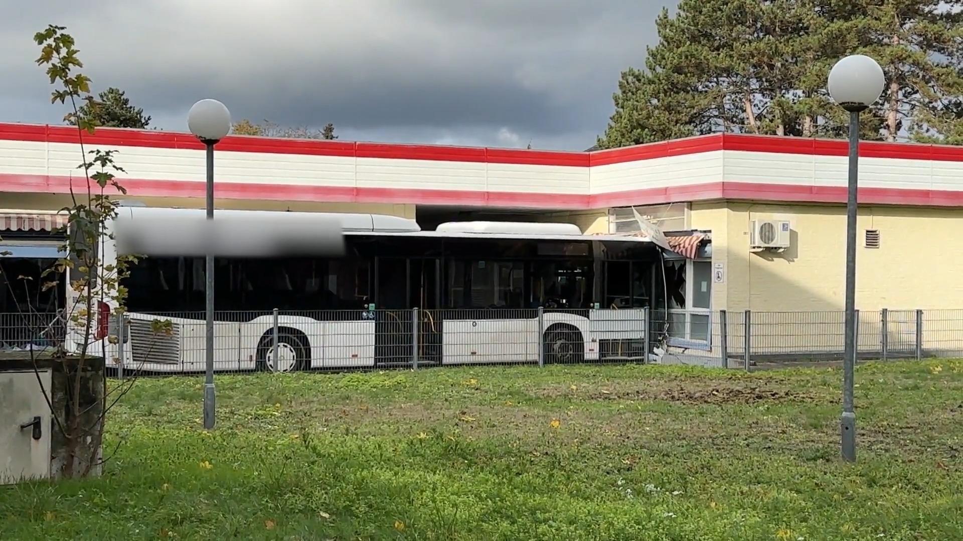 Linienbus crasht in Ladenzeile Schlimmer Unfall in Sankt Augustin