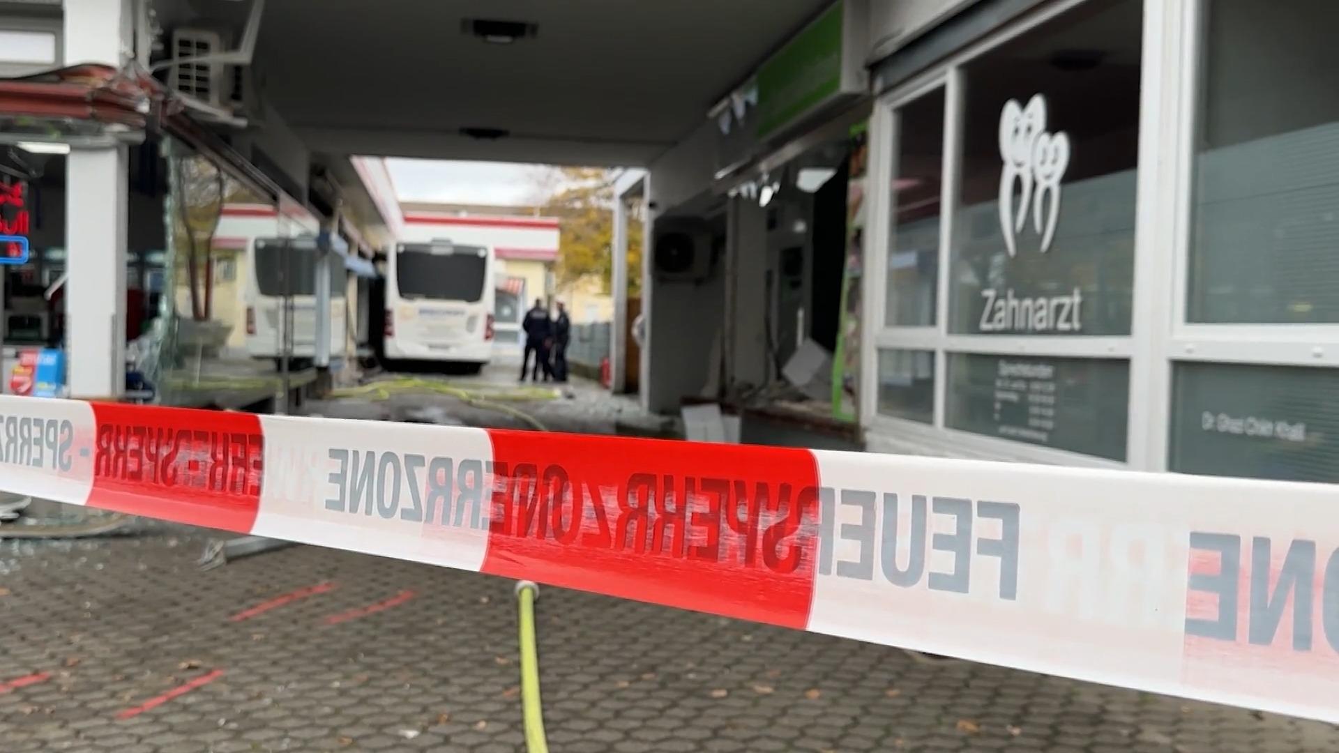 Linienbus demoliert Ladenlokale Sankt Augustin