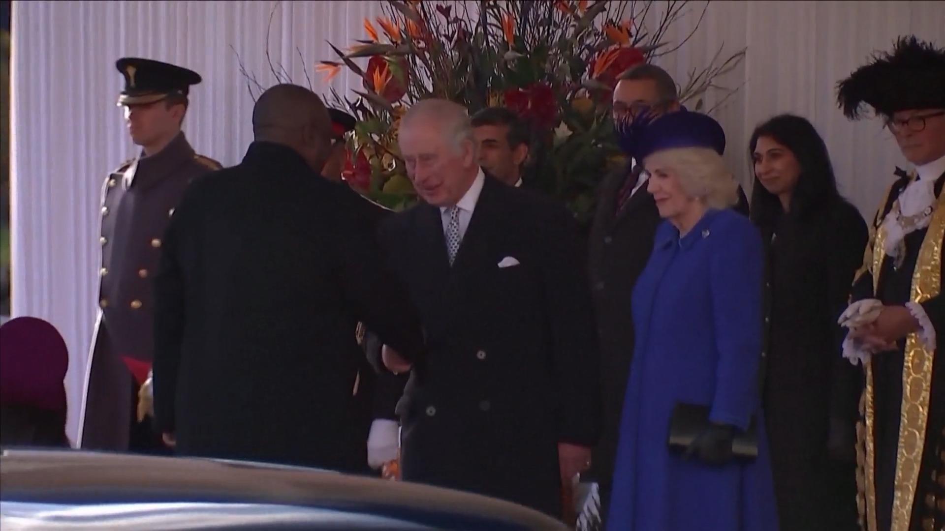 El rey Carlos recibe al primer invitado de estado 