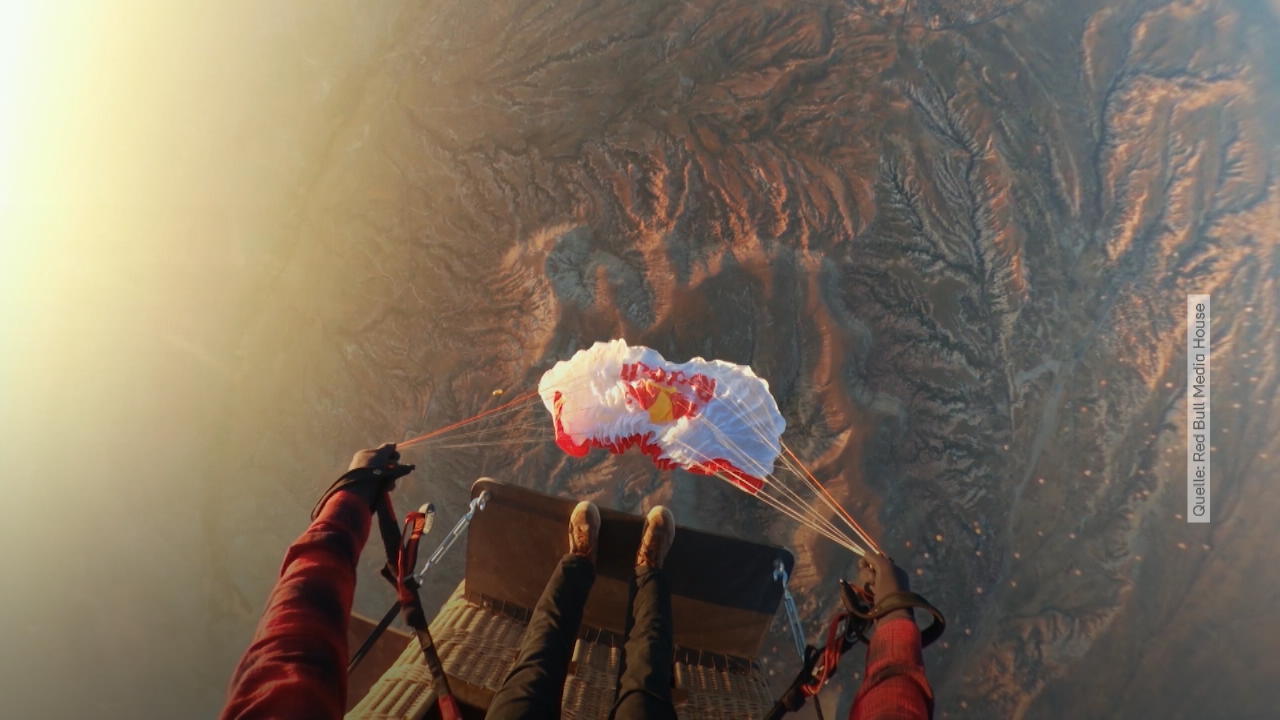 Aus 2.600 Metern zwischen Heißluftballons in die Tiefe Speedflyer springt aus Heißluftballon