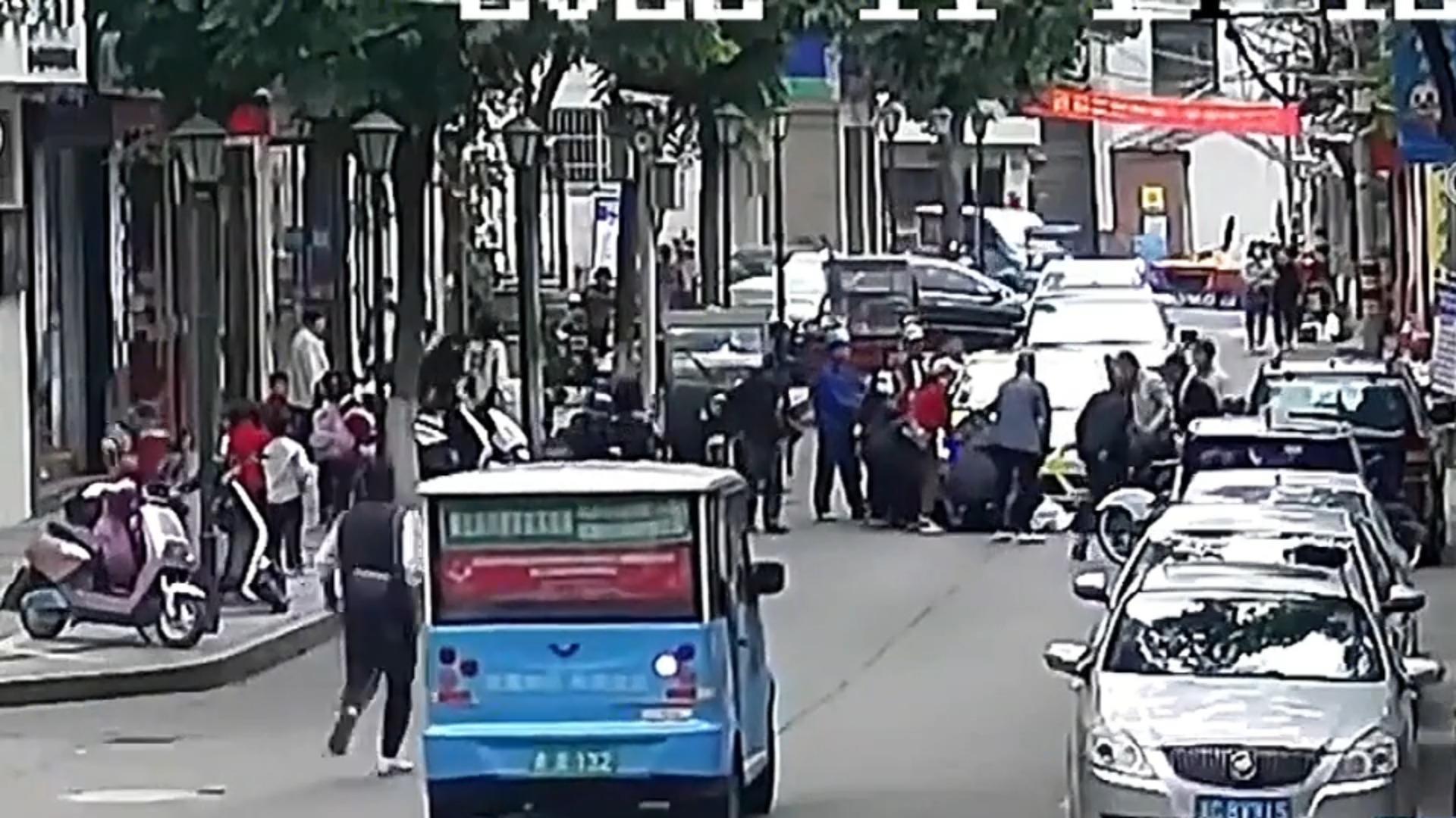 Passanten heben Auto an und retten überfahrenen Jungen Mit vereinten Kräften