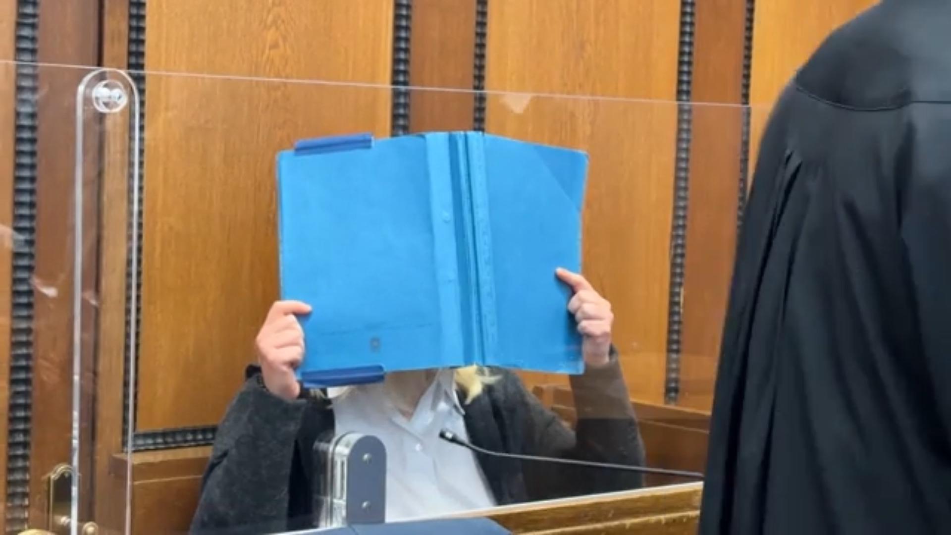 Mutter gesteht, ihr Neugeborenes getötet zu haben Säugling mehrfach gegen Tischkante gehauen