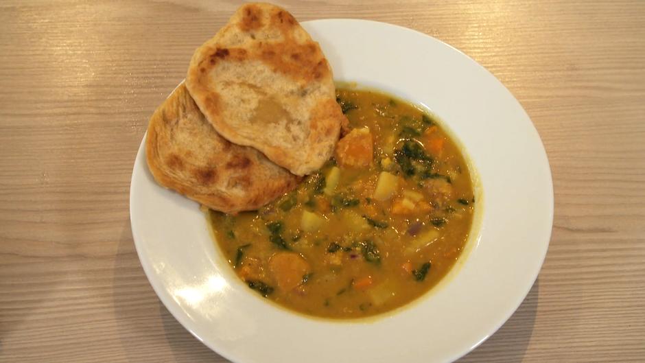 Günstig, schnell und lecker: Rezept für Linsencurry mit Pfannenbrot ...