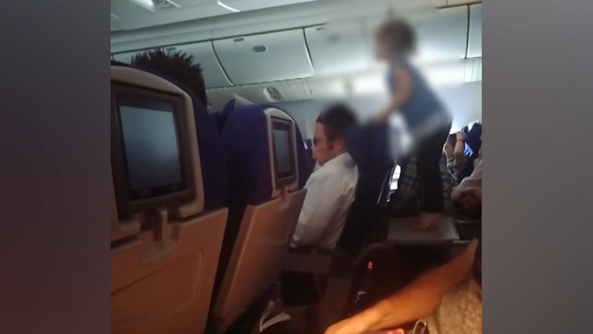 Kind randaliert im Flieger - Eltern kassieren Shitstorm Video regt das Netz auf