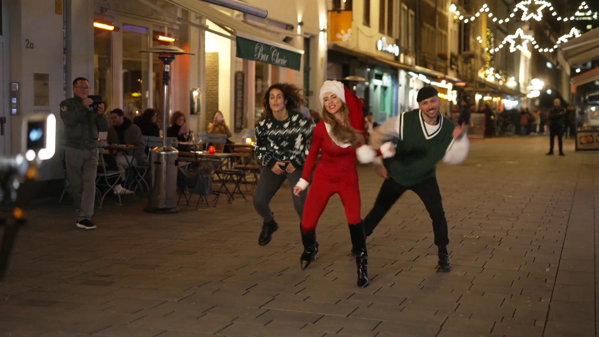 Ist ihr Weihnachtssong nur ein Klaws-Cover? Jessica Haller macht Musik