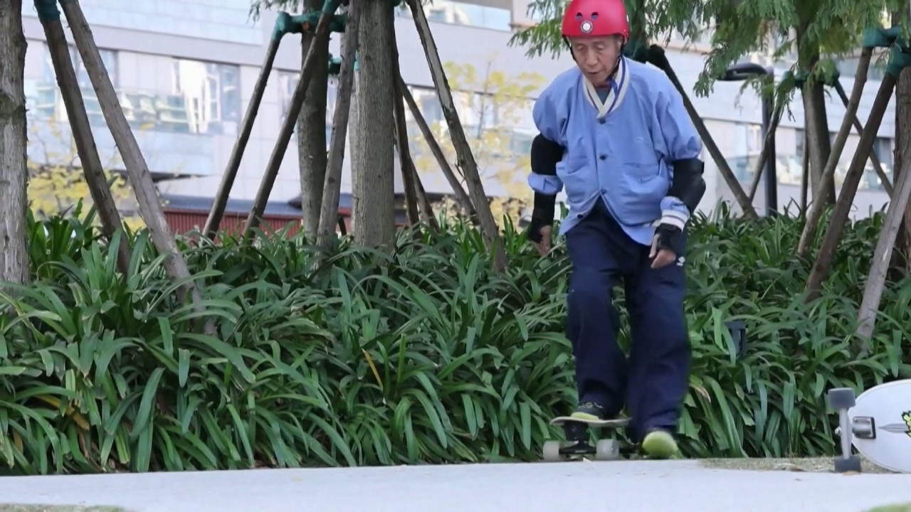 Opa (84) ist der Star auf der Rampe Skateboard statt Rollator