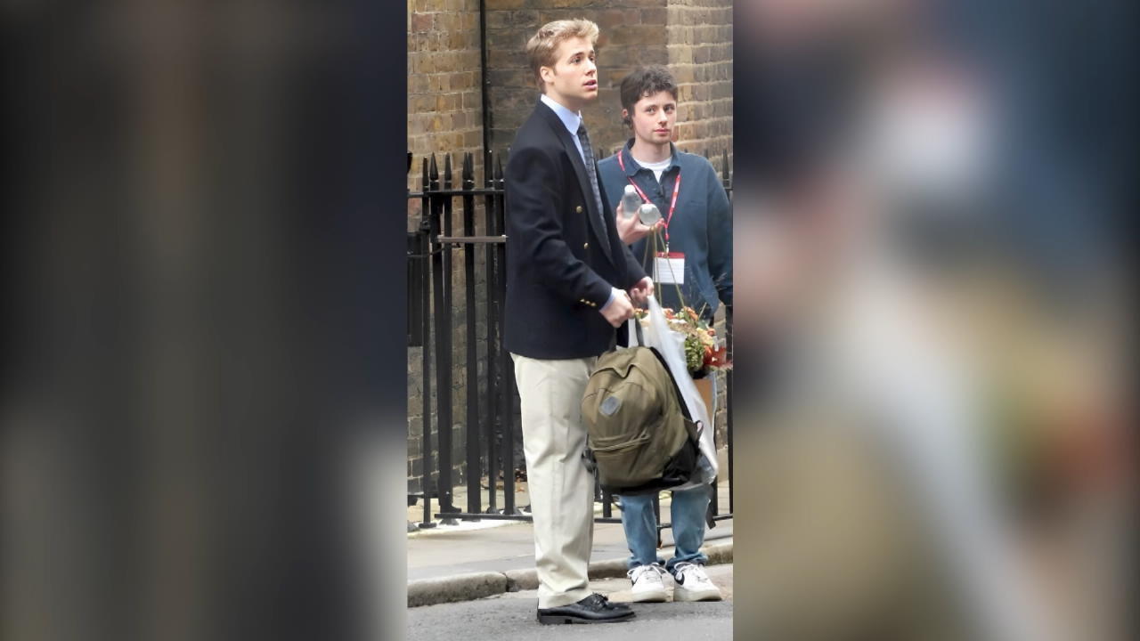The Crown: Ed McVey wird Prinz William spielen Erste Bilder vom Set