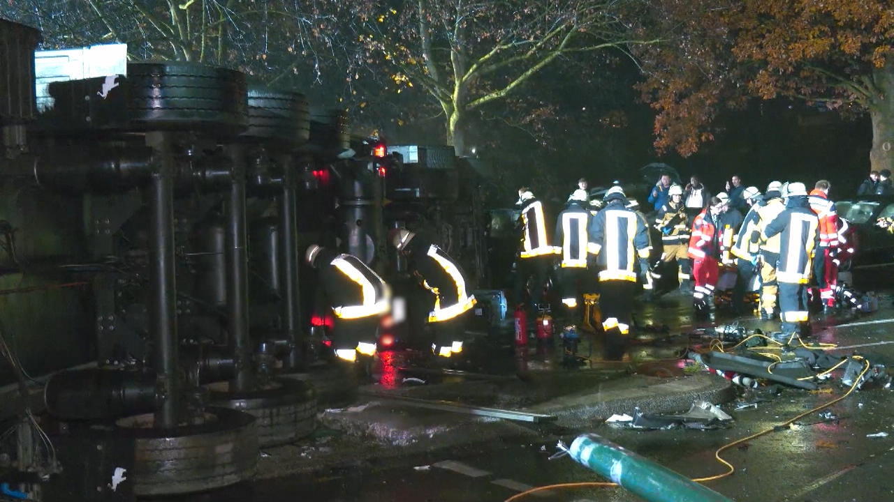 Fünf Verletzte in Essen Laster-Crash